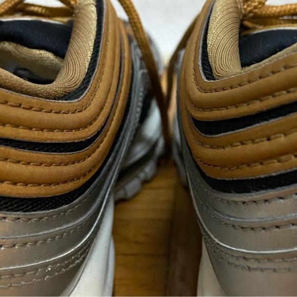 WOMEN’S NIKE AIR MAX 97 SE METALLIC GOLD - SIZE 8 - Picture 5 of 7